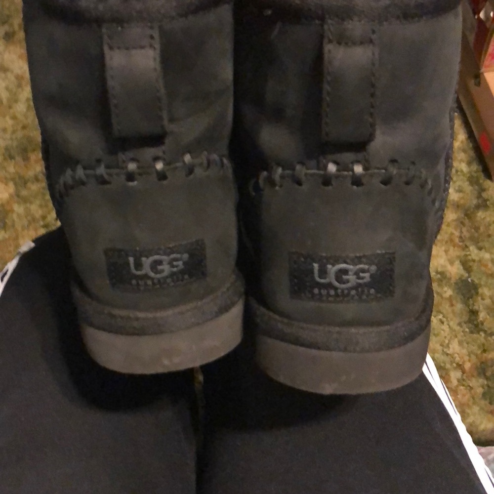Black short uggs