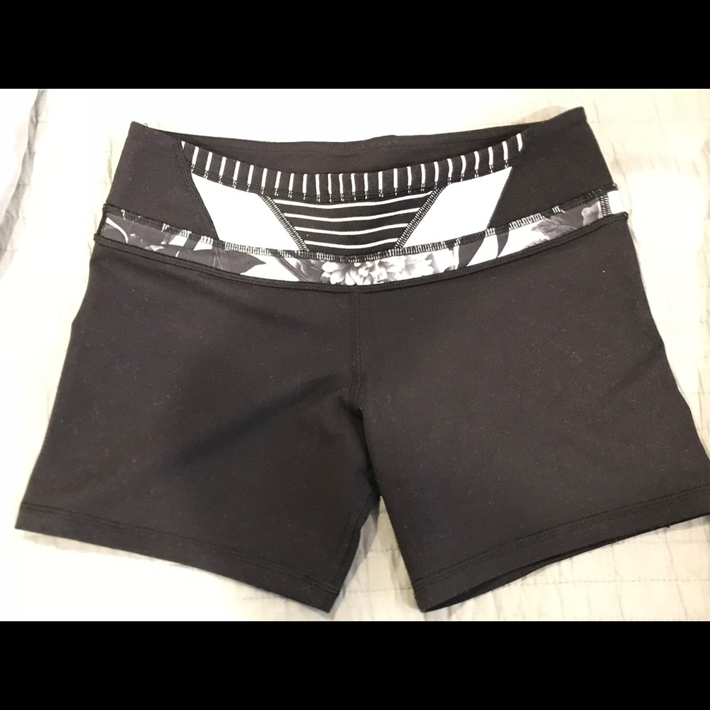 Lulu lemon run / yoga shorts