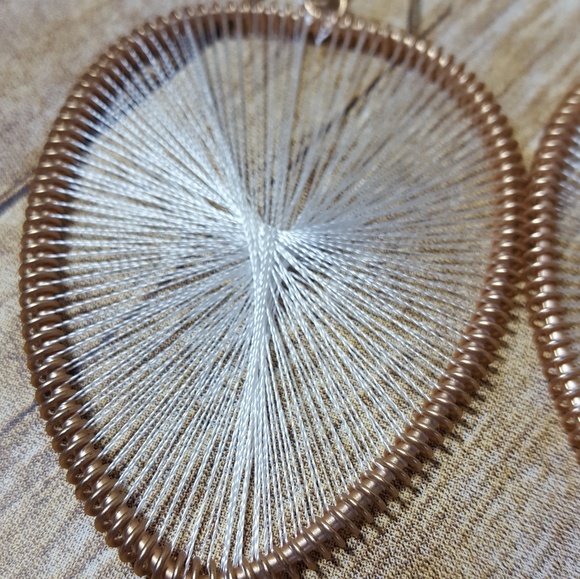 NWOT. Dangle earrings. Gold tone. - Picture 4 of 4