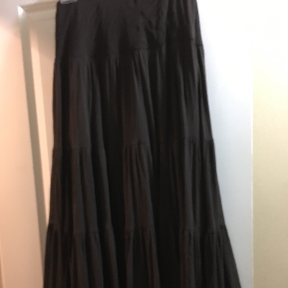 Tea length brown gauze skirl.