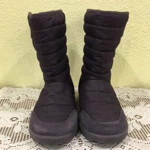 Brand new Junor UGG size 4 for girl!