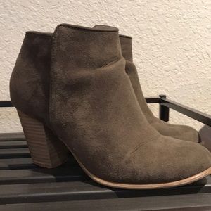 Old navy booties olive green color