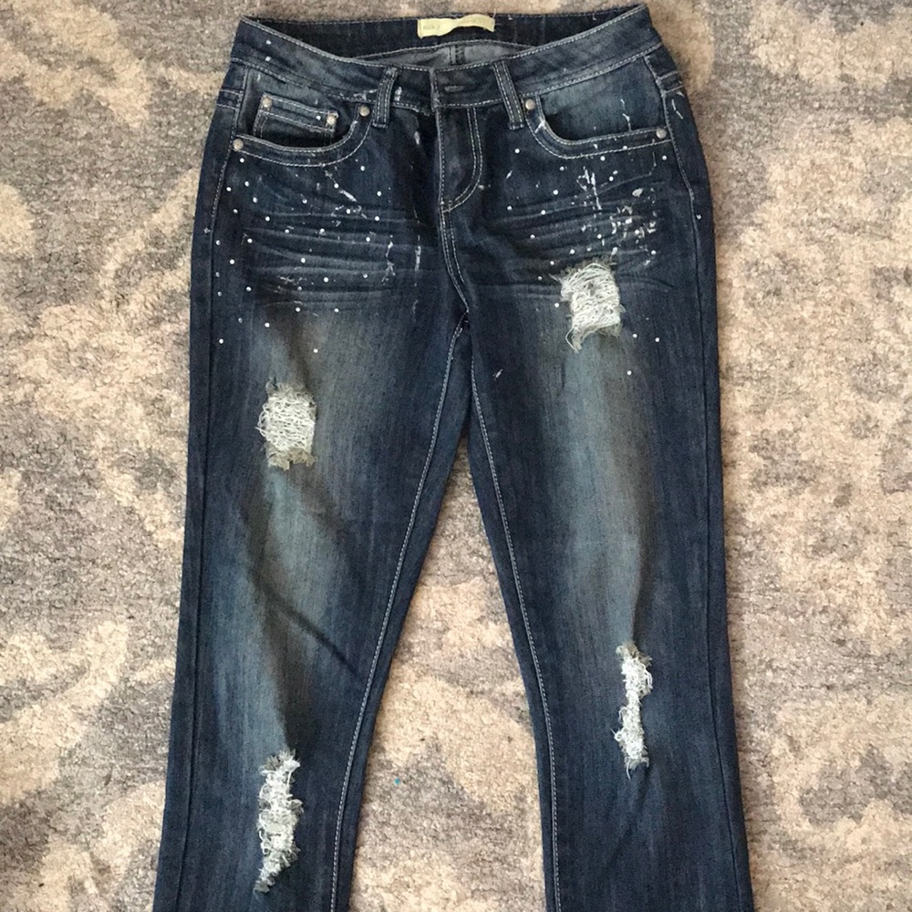 Stressed denim jeans with rhinestones