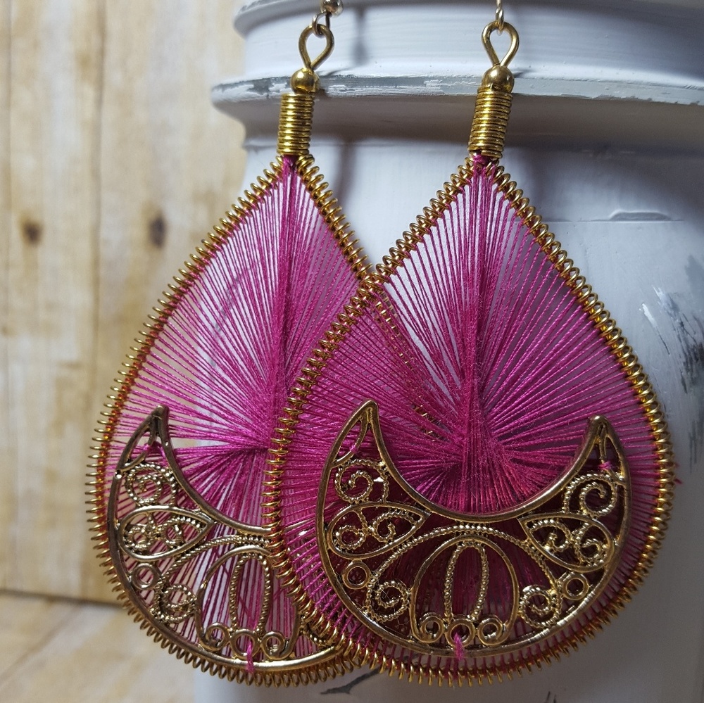 NWOT. Dangle earring. Magenta. Gold tone.