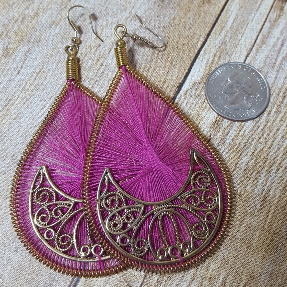 NWOT. Dangle earring. Magenta. Gold tone. - Picture 2 of 3