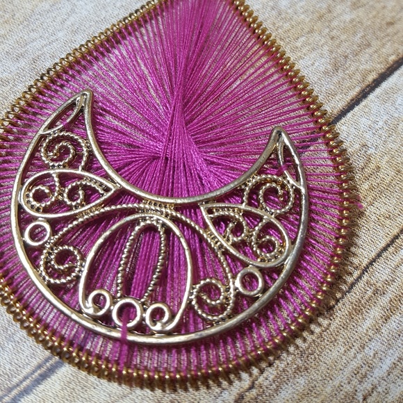 NWOT. Dangle earring. Magenta. Gold tone. - Picture 3 of 3