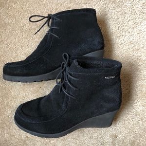 Bearpaw wedge booties