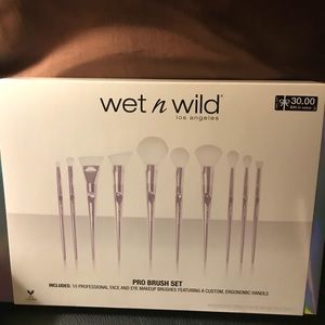 Brand NEW Wet n Wild Pro Brush Set.