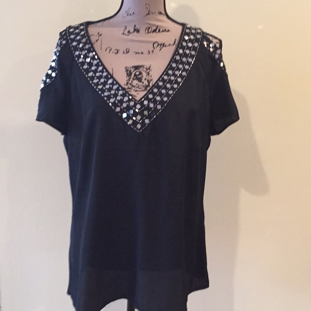 🎉🎉 Cold Shoulder Black Top🎉🎉