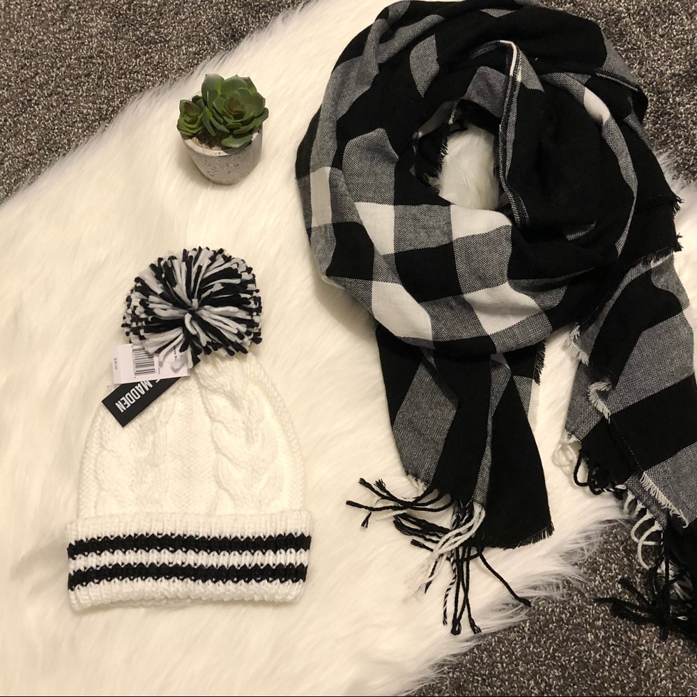 Steve Madden pom pom beanie