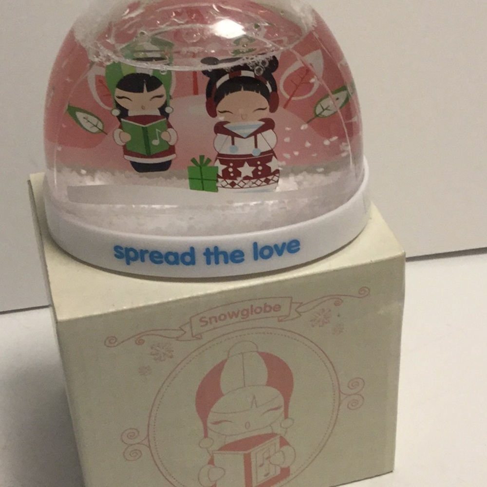Momiji Snowglobe “Spread The Love”