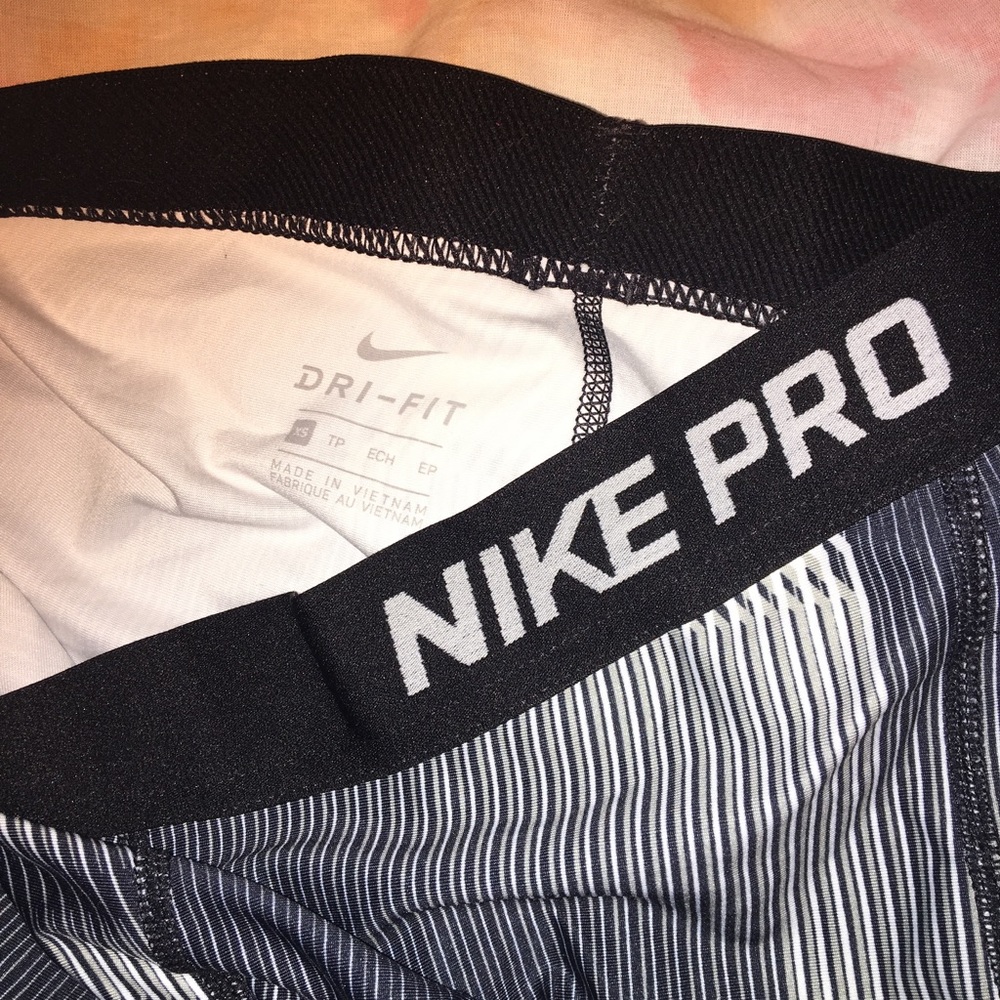 Nike Pro Crop Leggings/Tights (size XS) - Picture 2 of 3