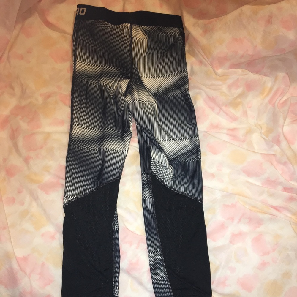 Nike Pro Crop Leggings/Tights (size XS) - Picture 3 of 3