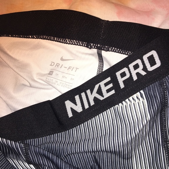 Nike Pro Crop Leggings/Tights (size XS) - Picture 2 of 3