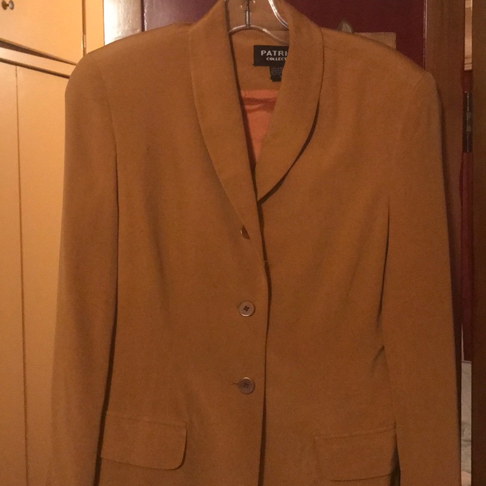 Stylish woman’s blazer and vest combo.