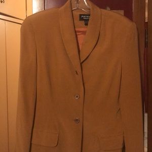 Stylish woman’s blazer and vest combo.