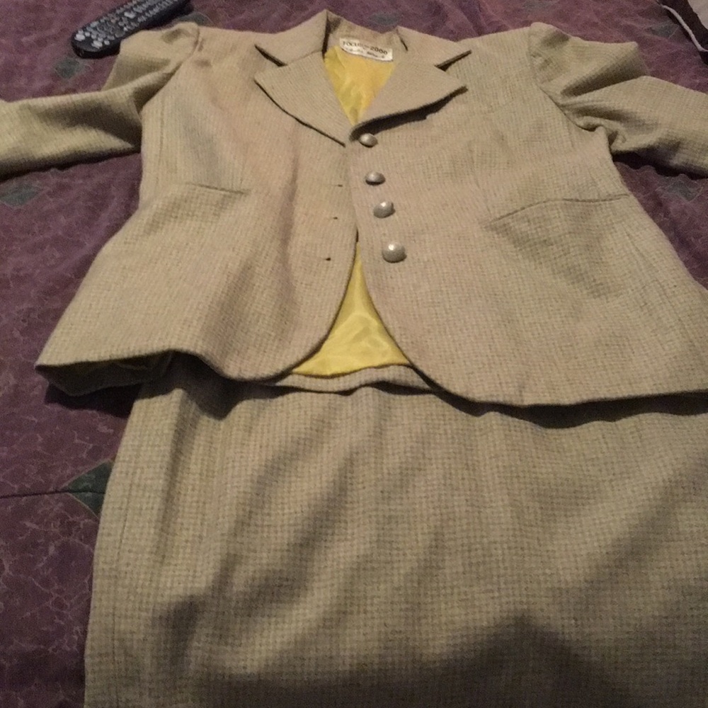 Focus 2000 by Charles Glueck Ladies Two-Piece Suit