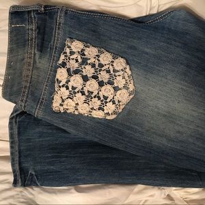 Destroyed jeans with white lace