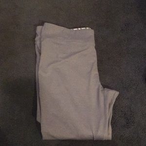 Grey cropped yoga pants