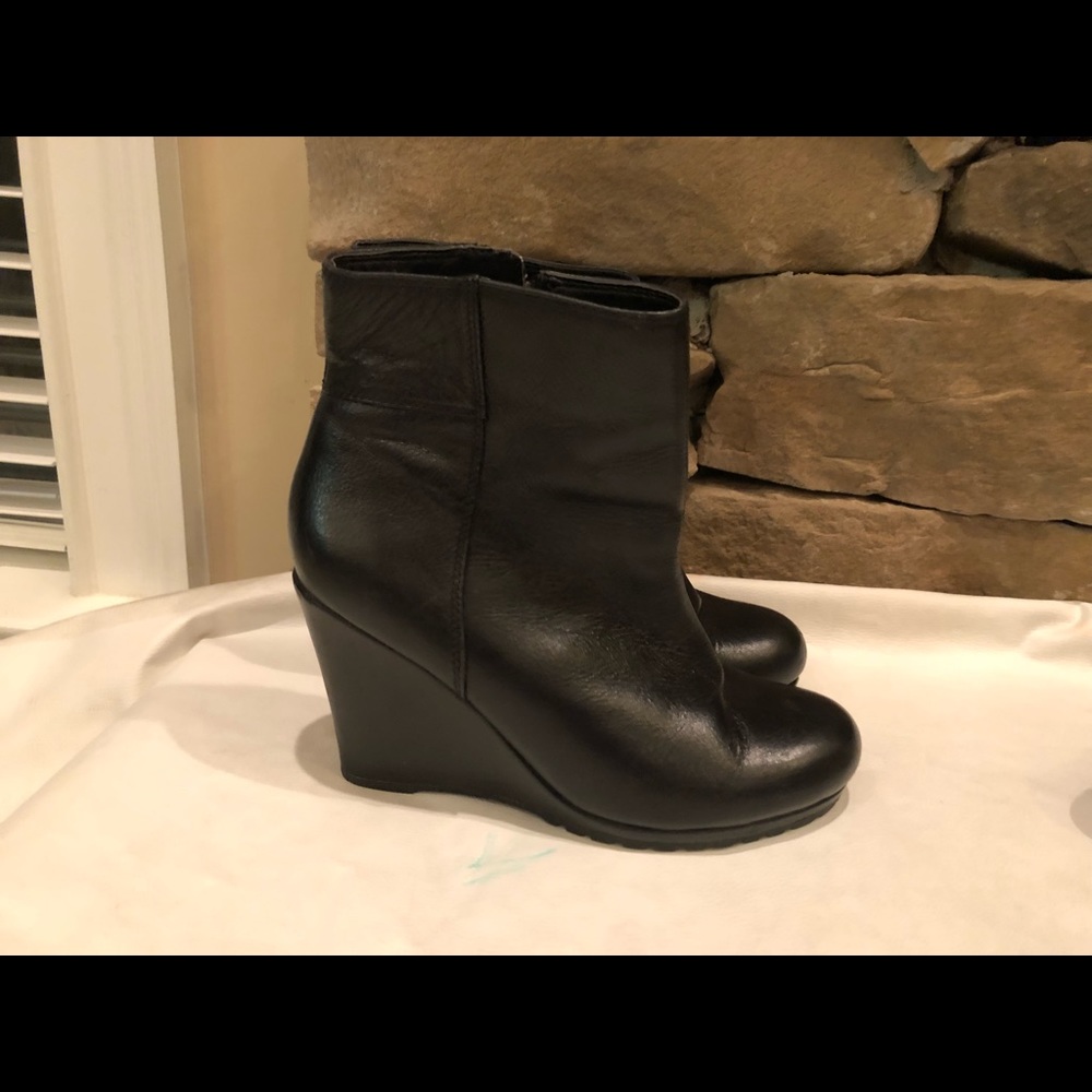 Aldo black leather wedge boots so cute!