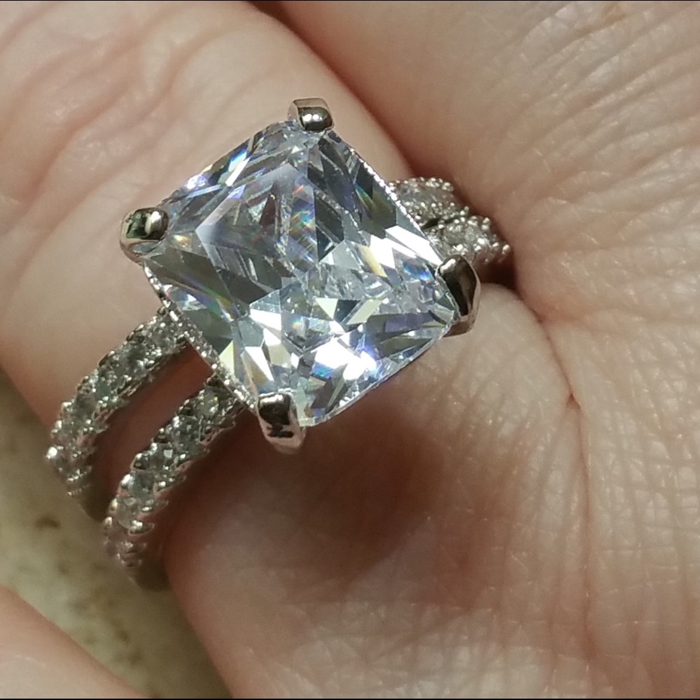 12CT SWAROVSKI ELEMENTS RING PRICE FIRM!!!