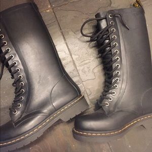 *NEVER WORN* Dr.Martens AirWair Boots “Drench”