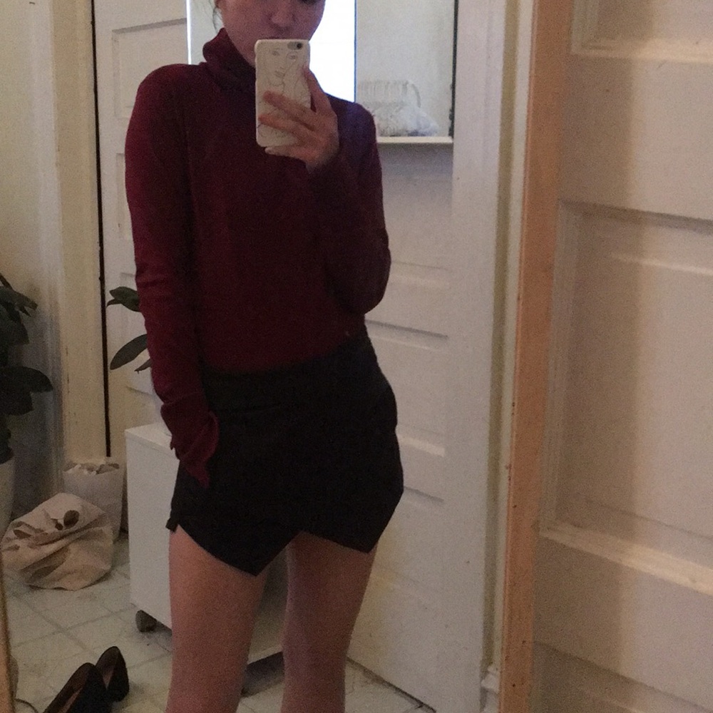 BURGUNDY TURTLENECK