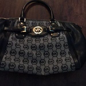 Medium sized Michael kors hand bag
