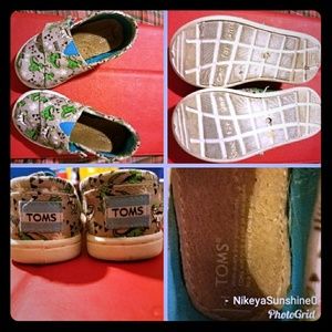 Dinosaur themed canvas shoes (toddler)