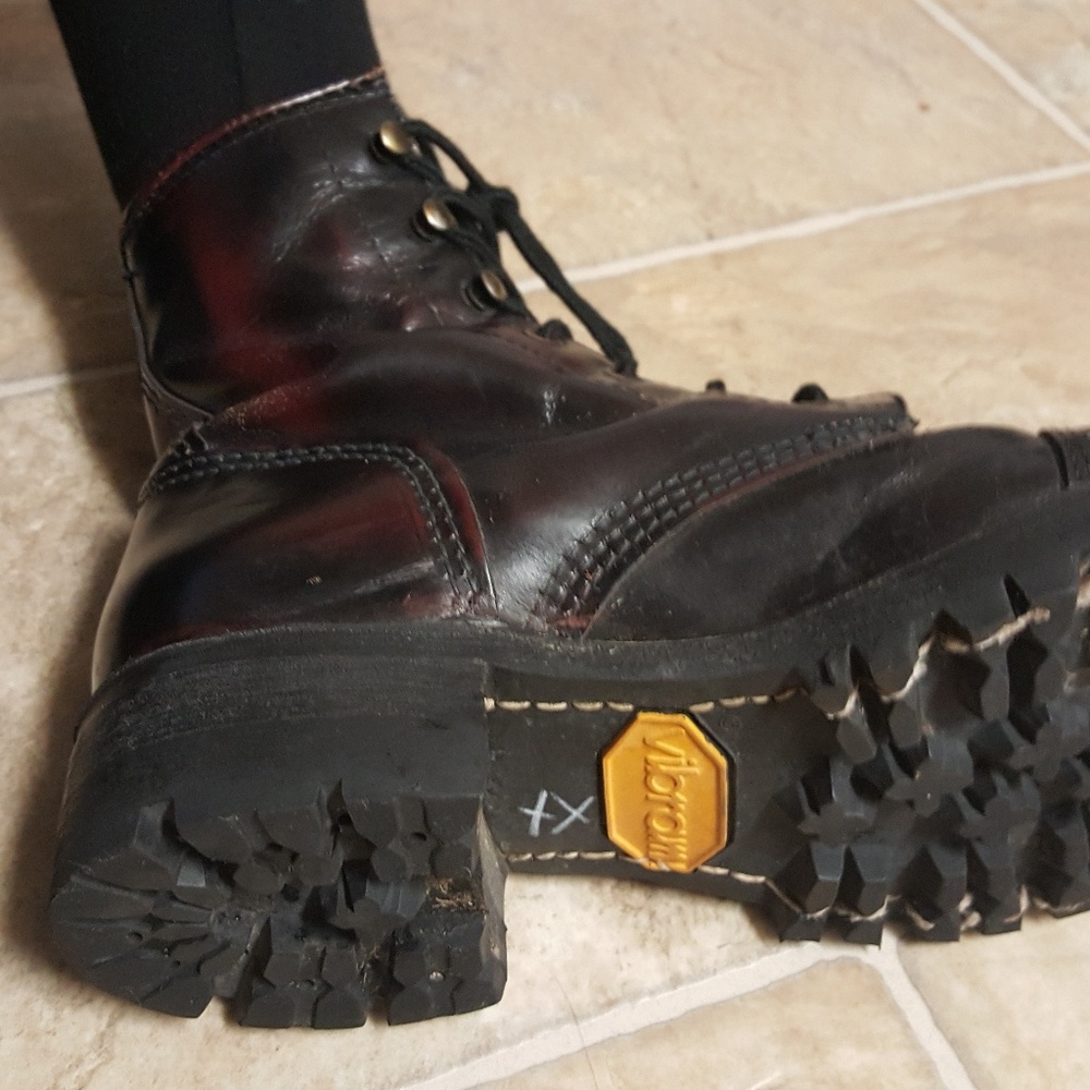 Red and black boots 'Vibram'