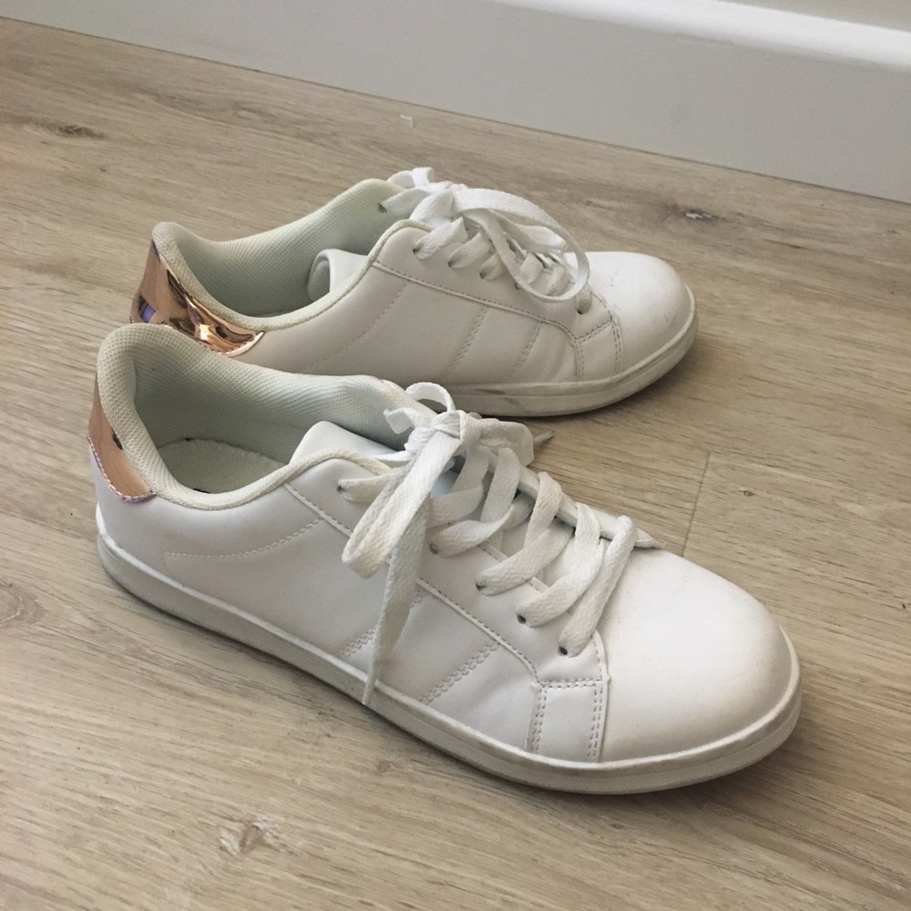 White faux leather sneakers with rose gold detail