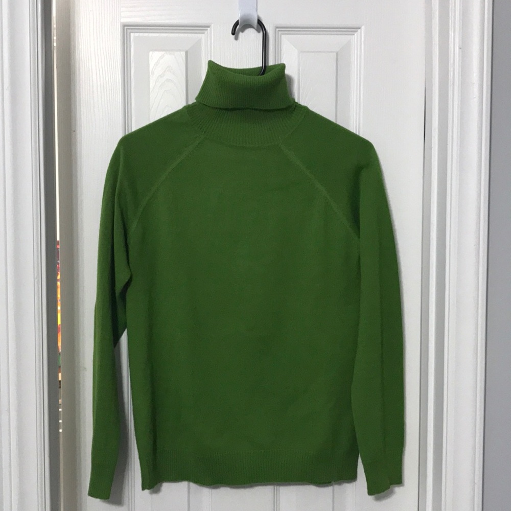 Green 3/4 sleeve turtle neck sweater
