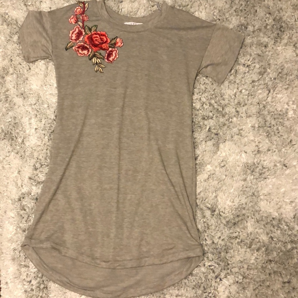 grey t-shirt dress flower detail
