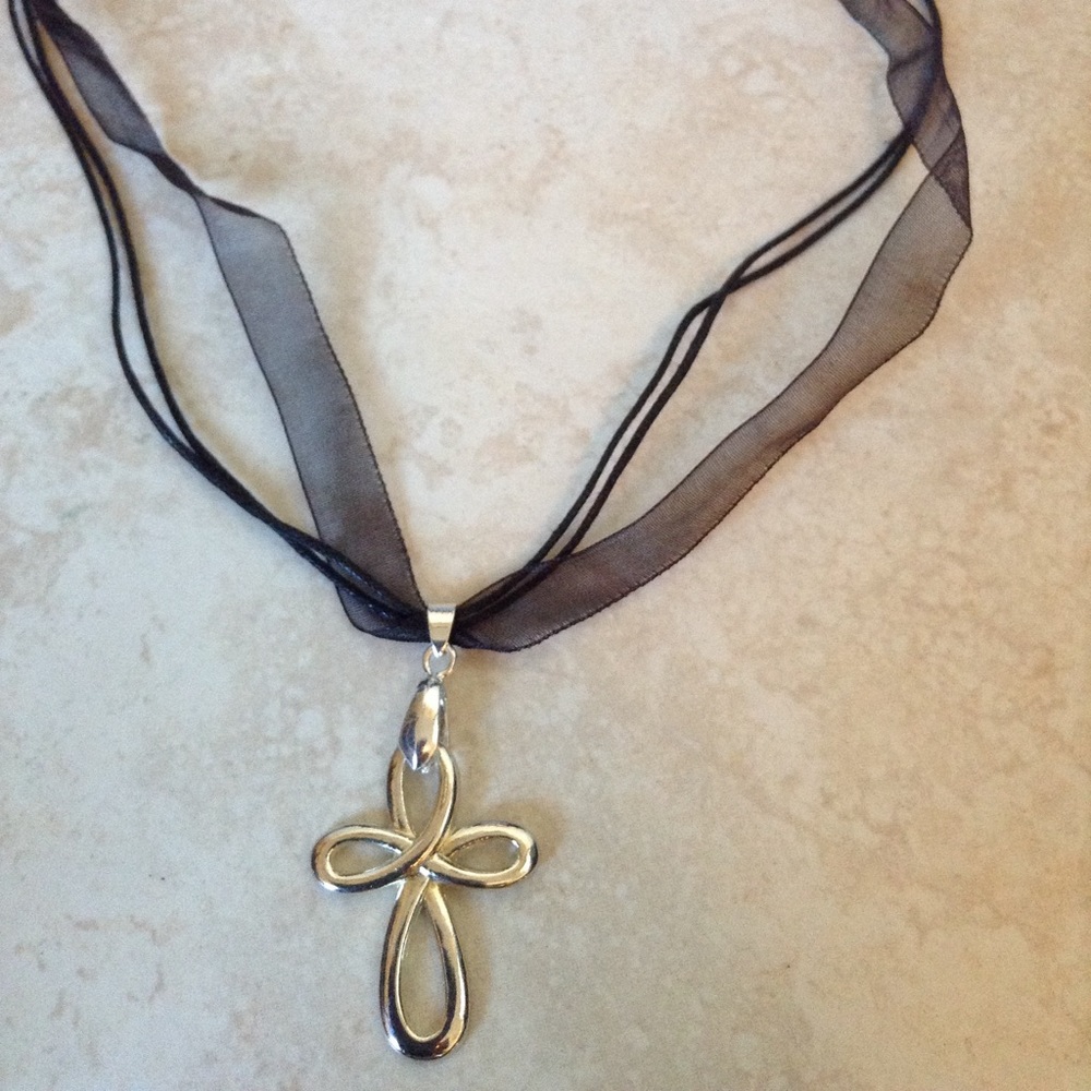 New❤️ cross Necklace 16in with 3 inch extender😃