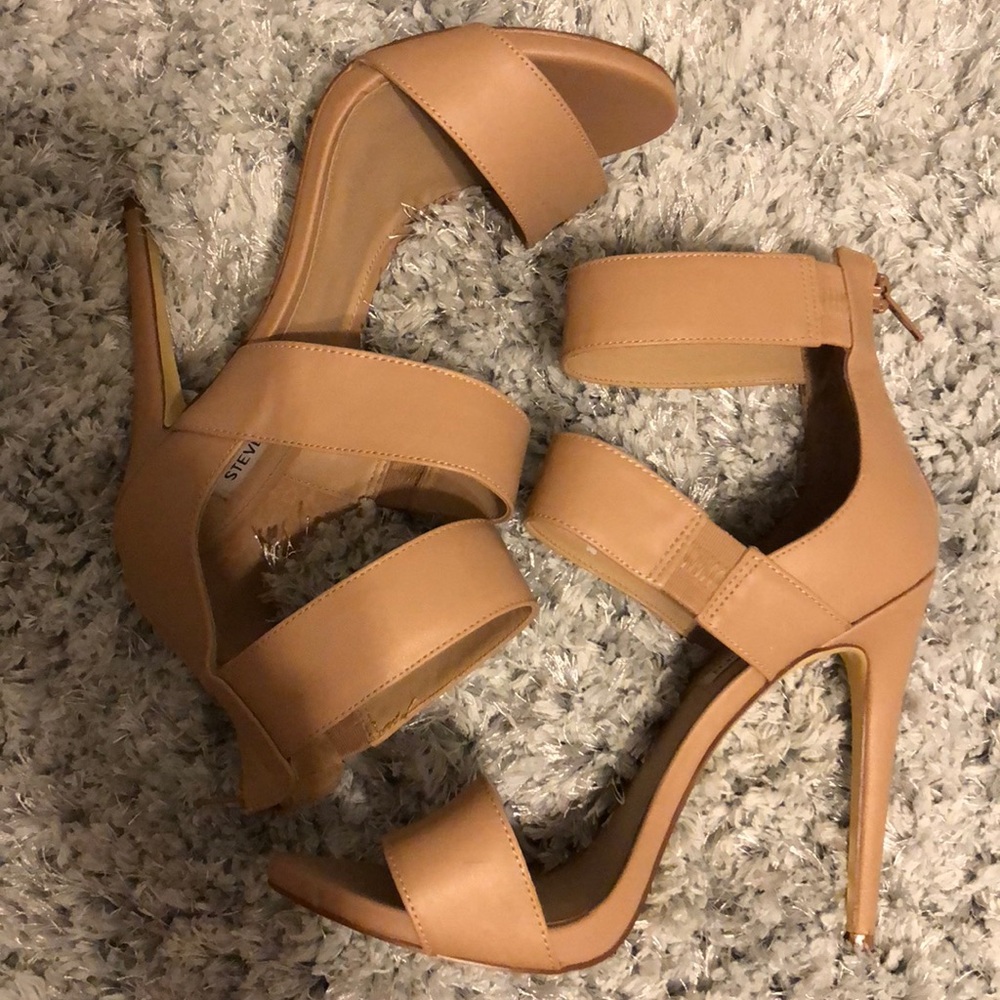 STEVE MADDEN tan pumps
