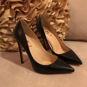 NEW, never worn, 4.25 inch FSJ black pumps.