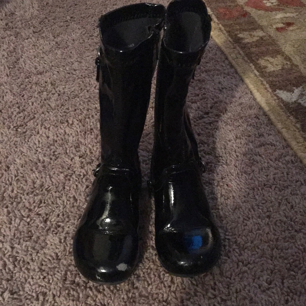 Little girl paten leather boots.