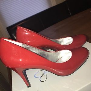 Jessica Simpson red pump