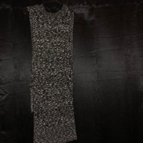 Sleeveless high low sweater - Picture 2 of 3