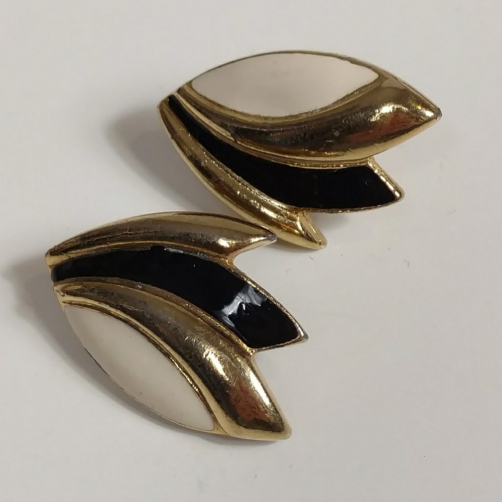 Vintage clip on earrings black & cream enamel