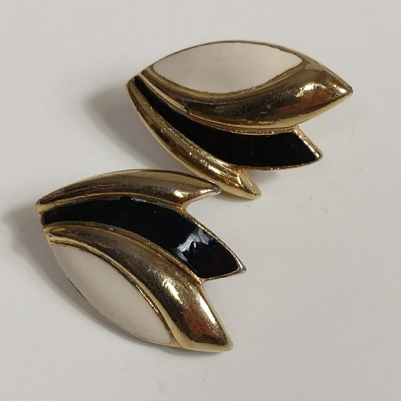 Vintage Jewelry - Vintage clip on earrings black & cream enamel
