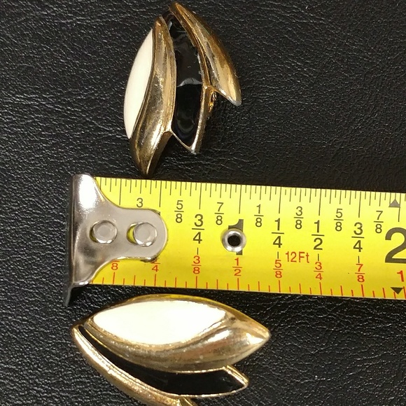 Vintage clip on earrings black & cream enamel - Picture 4 of 5