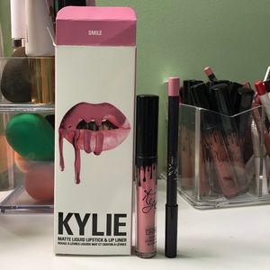 Kylie matte liquid lipstick in smile