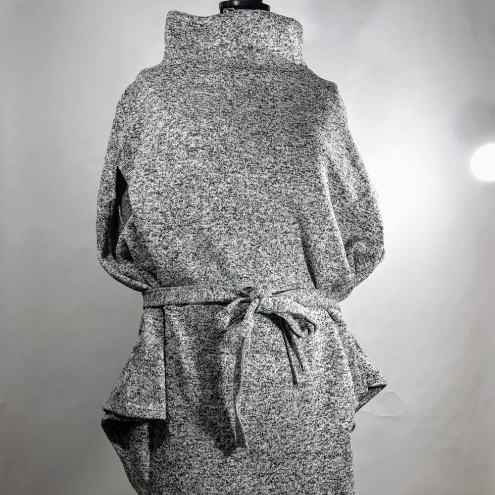 Turtleneck Sweater Cape white with black specks.