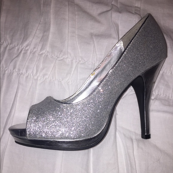 đź’źSilver Pumps - Picture 1 of 7