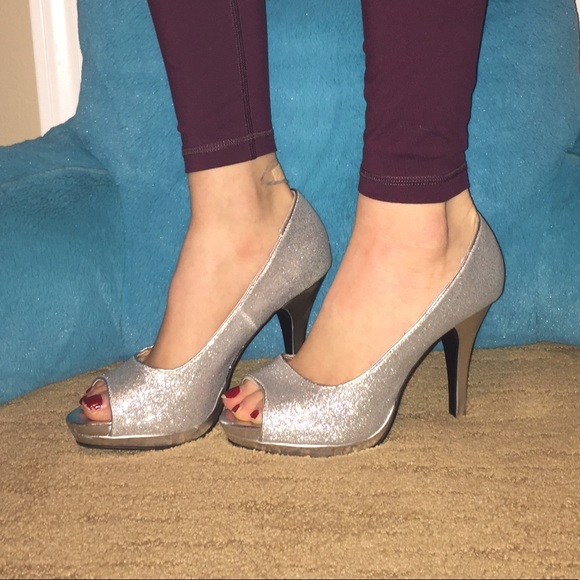 đź’źSilver Pumps - Picture 3 of 7