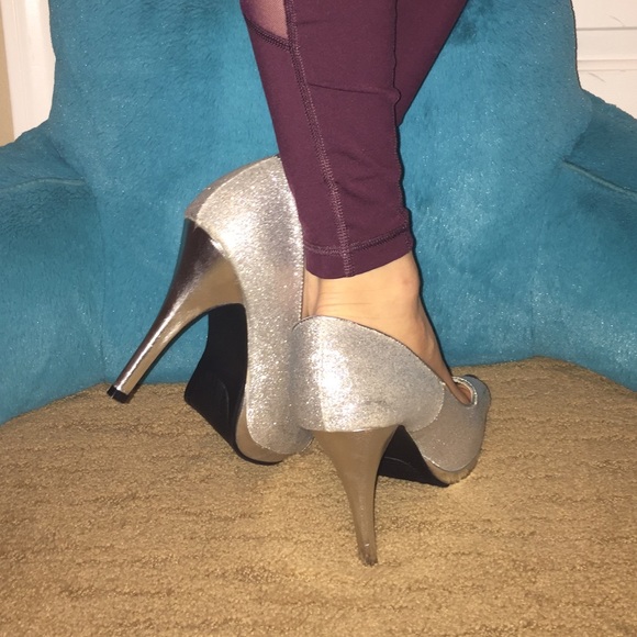 đź’źSilver Pumps - Picture 4 of 7
