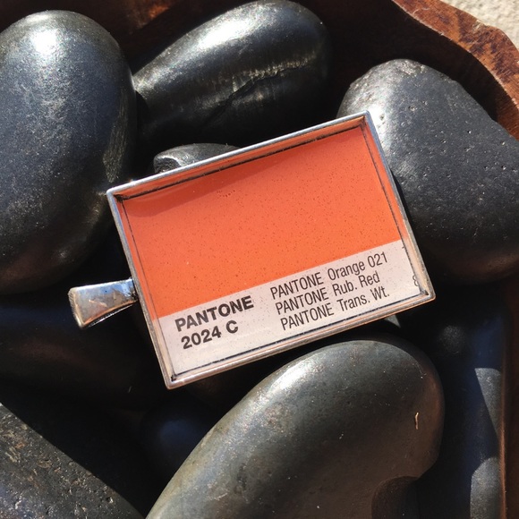 🚫🚫SOLD🚫🚫 Pantone Pendant - Picture 3 of 7