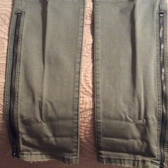 BCBGMaxAzria Green denim-like pants - Picture 2 of 4