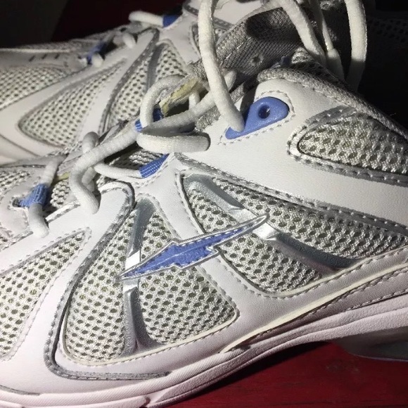 avia white tennis shoes